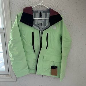 New with tags Women’s North Face Snowboarding Jacket